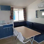 Karavomilos Κάμπινγκ *